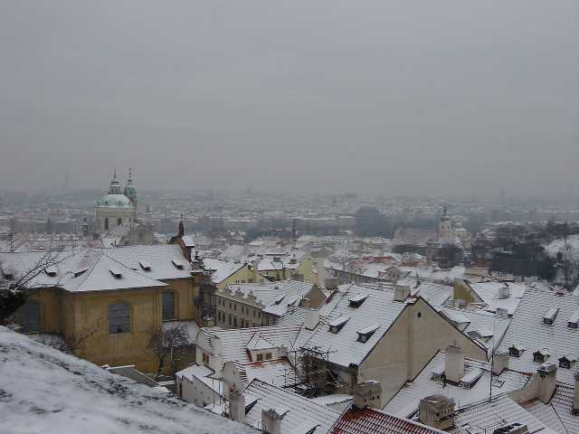 Blick ber das verschneite Prag